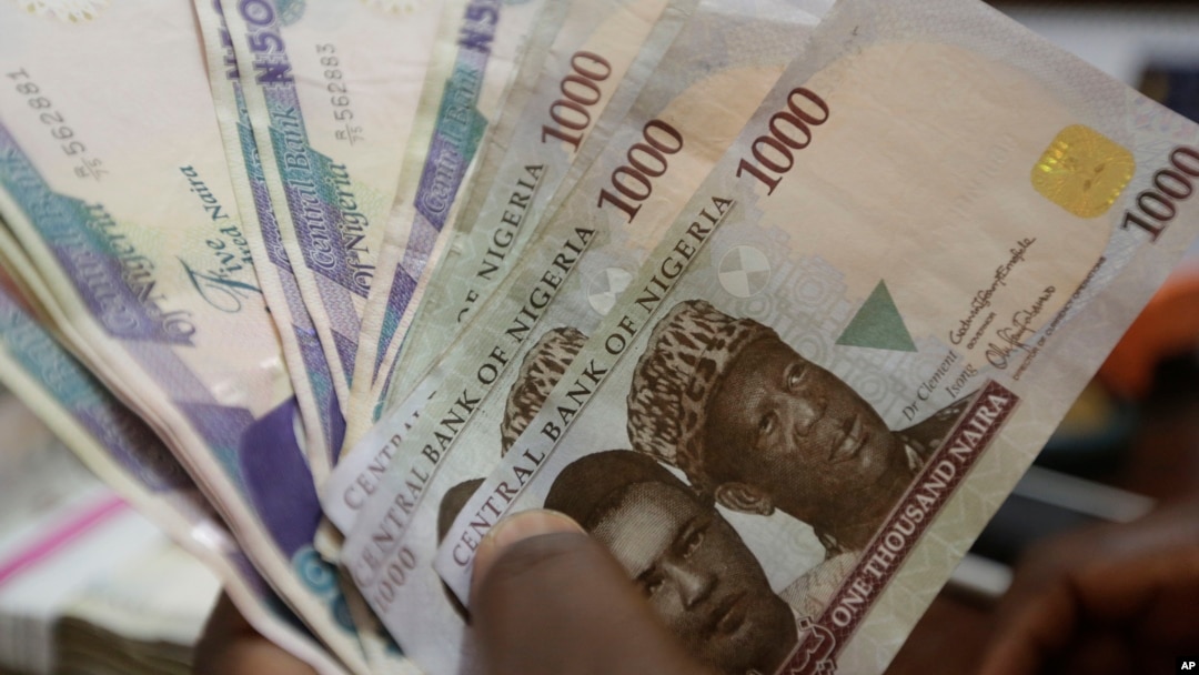 Mata uang Nigeria, naira turun 30% terhadap dolar pada perdagangan hari Senin 20/6 (foto: ilustrasi).