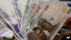 Mata uang Nigeria, naira turun 30% terhadap dolar pada perdagangan hari Senin 20/6 (foto: ilustrasi).