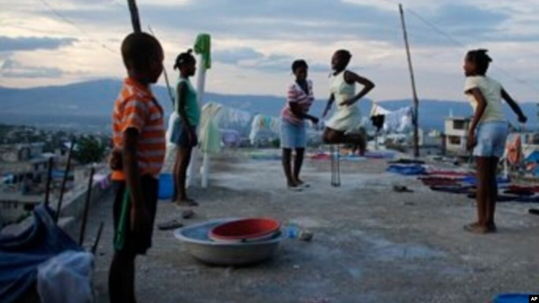 Anaka-anak di Port-au-Prince. Sebanyak 400.000 orang di Haiti masih tinggal di tenda darurat akibat gempa 2010. (Foto: Dok)