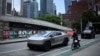 FILE - Sebuah Tesla Cybertruck diparkir di kawasan Manhattan, New York, Amerika Serikat, 23 Juni 2024. (Agustin Marcarian/REUTERS)