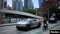 FILE - Sebuah Tesla Cybertruck diparkir di kawasan Manhattan, New York, Amerika Serikat, 23 Juni 2024. (Agustin Marcarian/REUTERS)