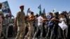 La police militaire égyptienne et les organisateurs bénévoles retiennent les manifestants lors d'une manifestation près du poste frontière de Rafah, le 20 octobre 2023.