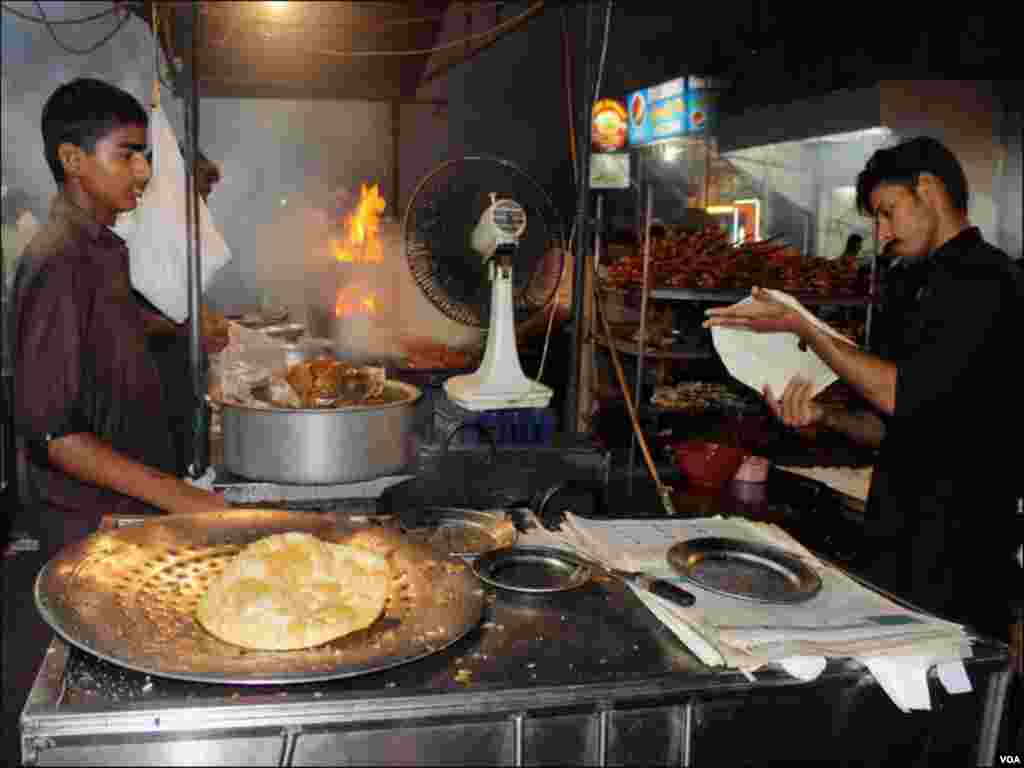 برنس روڈ کی فوڈ اسٹریٹ کو دیسی و ثقافتی کھانوں کا اہم مرکز سمجھاجاتا ہے 