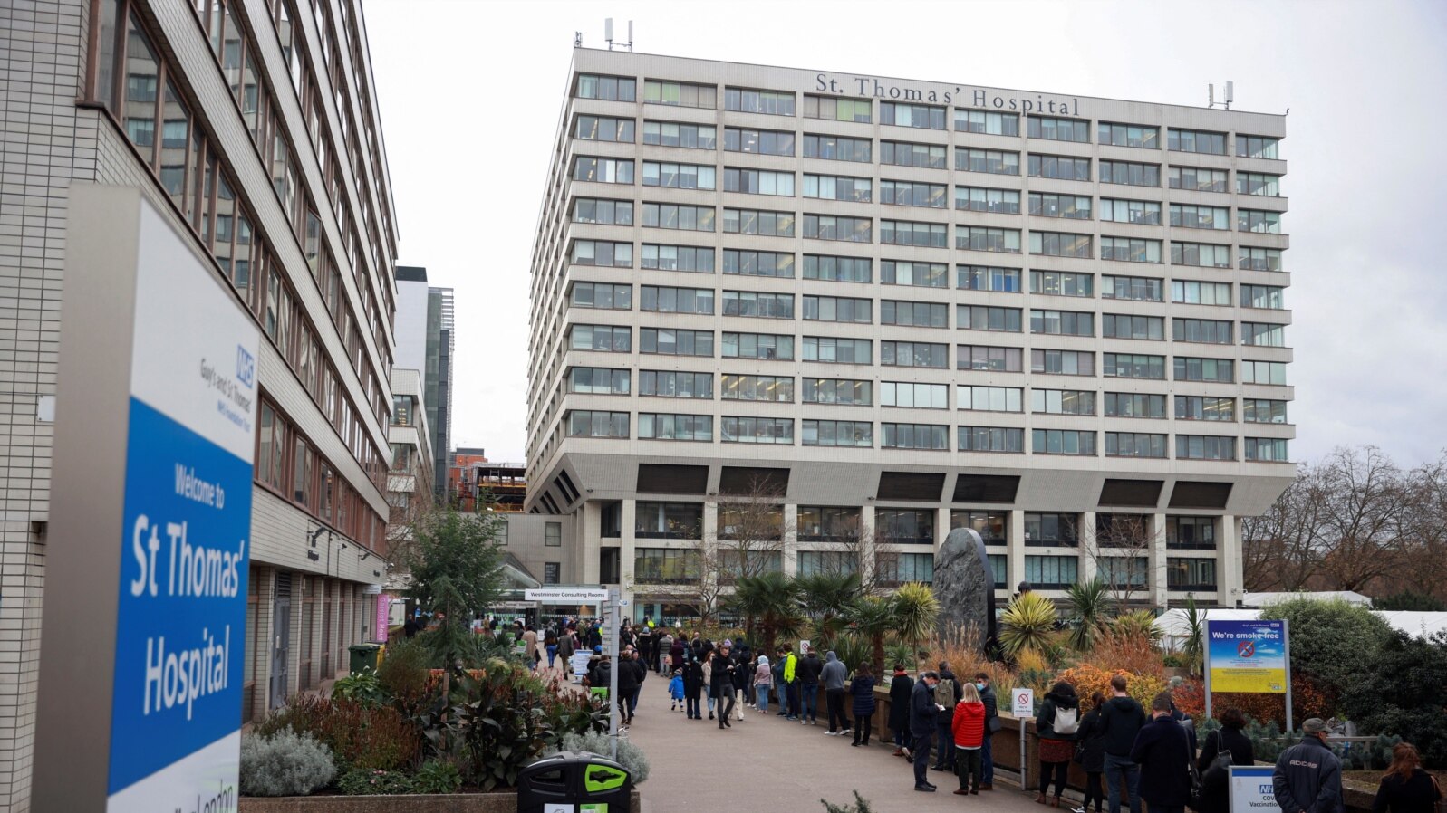 Abantu batonze barindiriye ku murongo ngo bacandagwe COVID-19 ku bitaro vy'i St Thomas i Londres mu Bwongereza, kw'itariki 13/12/2021
