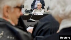 «Бухгалтер Освенцима» Оскар Гренинг (в центре) в зале суда в начале судебного процесса над ним в городе Люнебург. Германия. 21 апреля 2015 г.