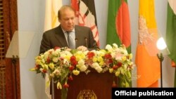 16일 네팔 카트만두에서 개막한 남아시아 8개국 정상회의에서 나와즈 샤리프 파키스탄 총리가 연설하고 있다.