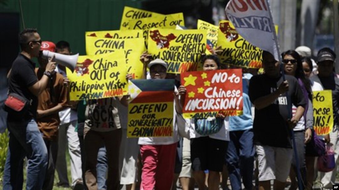 Warga bergerak menuju kedutaan Tiongkok di Makati, selatan Manila untuk berunjuk rasa menuntut ditariknya kapal Tiongkok dari Laut China Selatan (19/4).