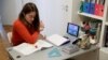 Lavinia Tomassini, de 14 años, usa su iPad para tomar una clase de francés en línea.