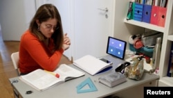 Lavinia Tomassini, de 14 años, usa su iPad para tomar una clase de francés en línea.