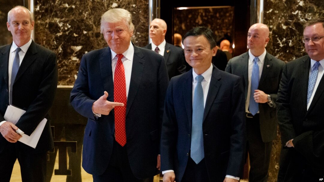 Presiden AS terpilih Donald-Trump bersama Kepala Eksekutif Alibaba Jack Ma, dalam konferensi pers di Trump Tower, New York (9/1). (AP/Evan Vucci)