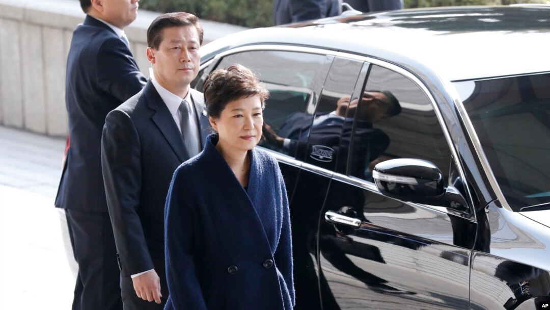 mantan Presiden Korea Selatan, Park Geun-hye (kanan) tiba di kantor kejaksaan di Seoul, Korea Selatan, 21 Maret 2017. (Kim Hong-ji/Pool Photo via AP)