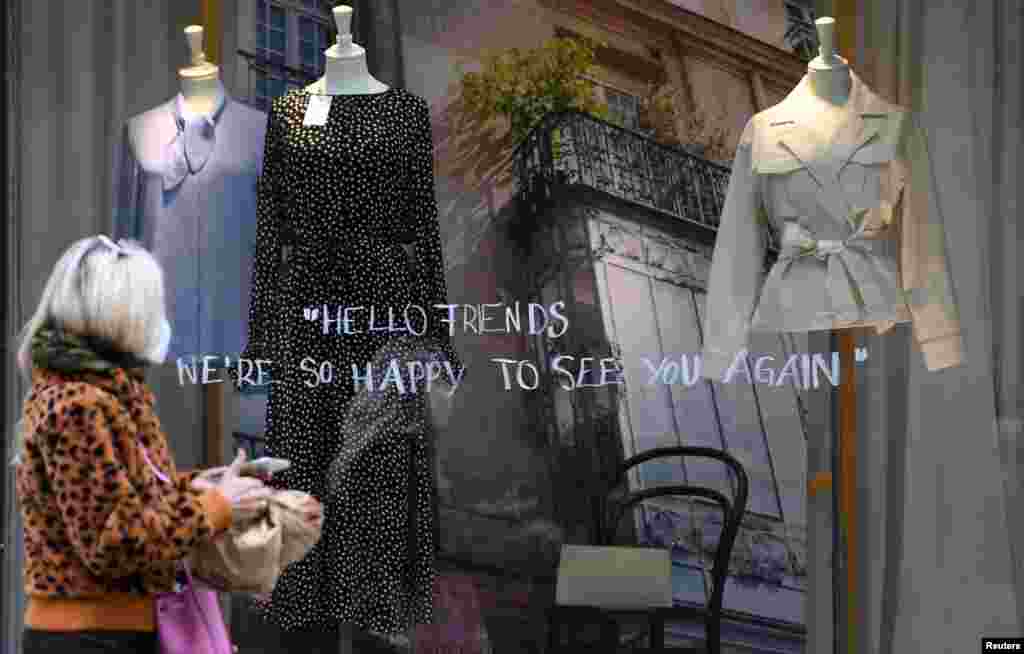 میونخ میں گھر سے باہر نکلنے والے تمام افراد کے لیے ماسک پہننا لازم ہے۔