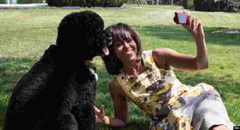 A Primeira Dama dos EUA, Michelle Obama, fazendo uma fotografia &quot;selfie&quot; com o seu cão. O lado ternurento das &quot;selfies&quot; também deve ser explorado