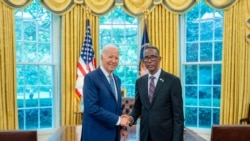 Madaxweyne Biden iyo Safiirka cusub ee Soomaaliya ee Maraykanka Danjire Daahir Xasan Carab.