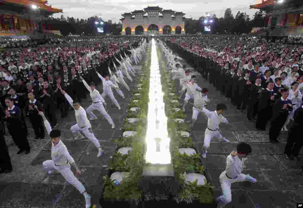 Taiwanese people perform during the Buddha&#39;s Birthday celebration in front of the Chiang Kai-shek Memorial Hall in Taipei.