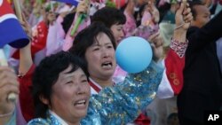 북한 노동당 창건 70주년을 맞아 10일 평양 김일성 광장에서 열병식에 이어 대규모 군중대회가 열렸다.