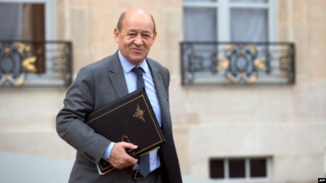 Menhan Perancis Jean Yves-Le Drian menyalahkan kelompok Boko Haram atas penculikan 7 warga Perancis di Kamerun (foto: dok).
