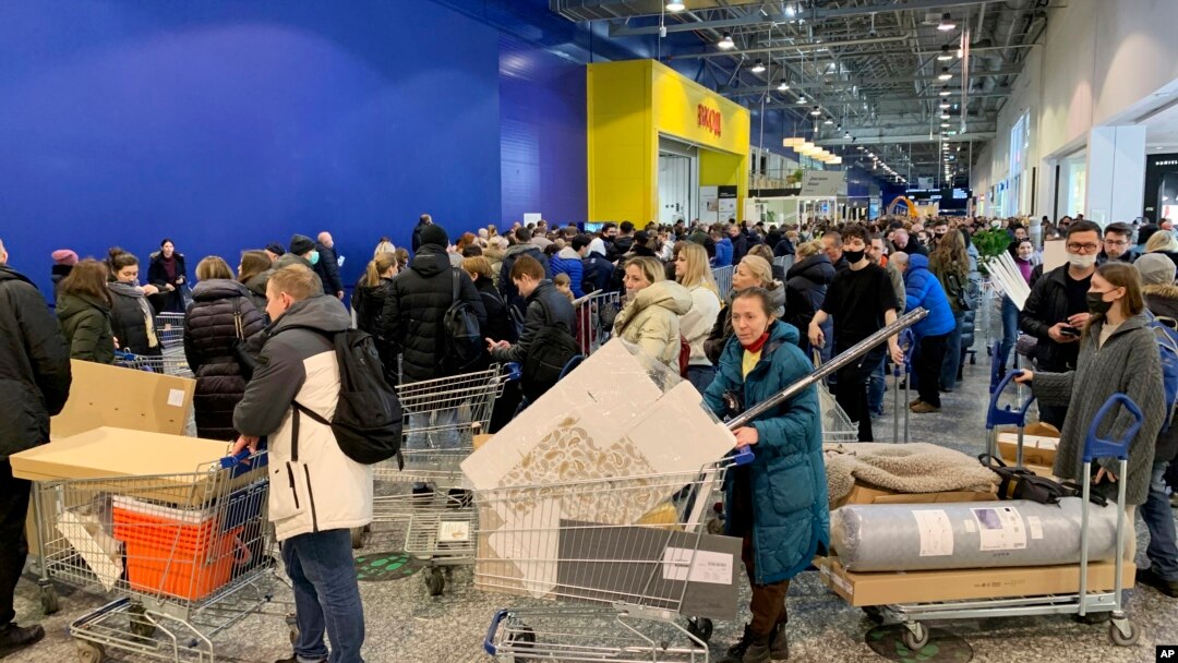 Người Nga đang xếp hạng chờ thanh toán tại một cửa hàng nội thất IKEA ở ngoại ô Moscow 