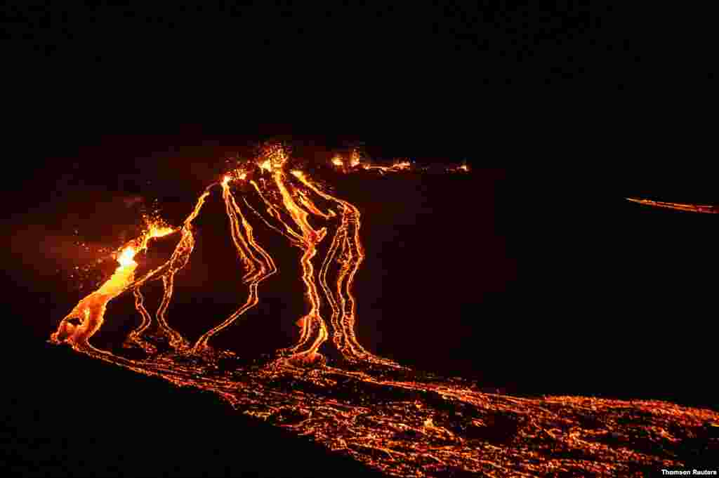 아이슬랜드 쉬뒤르네스의 화산이 폭발해 용암이 흐르고 있다. 