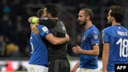 De gauche à droite: le défenseur italien Andrea Barzagli, le gardien italien Gianluigi Buffon, le milieu de terrain italien Giorgio Chiellini et le milieu italien Marco Parolo à la fin du match de qualification FIFA World Cup 2018 entre l'Italie et la Suède, au stade San Siro, Milan, 13 novembre 2017 .