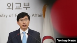 조준혁 한국 외교부 대변인이 4일 정례브리핑에서 북한의 탄도미사일 도발에 대한 유엔 안보리 차원의 대응 등에 관해 한국 정부의 입장을 밝히고 있다.