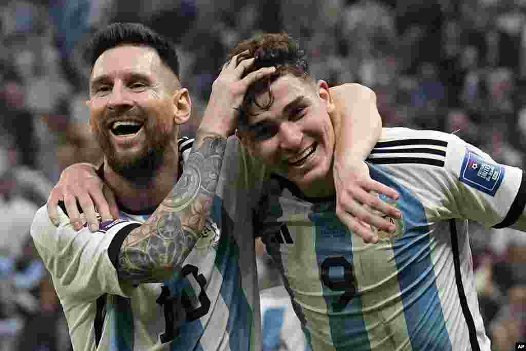 Lionel Messi de Argentina, a la izquierda, y Julián Álvarez de Argentina celebran después de anotar durante el partido de fútbol de la semifinal de la Copa del Mundo, el martes 13 de diciembre de 2022. (AP Foto/Martin Meissner)