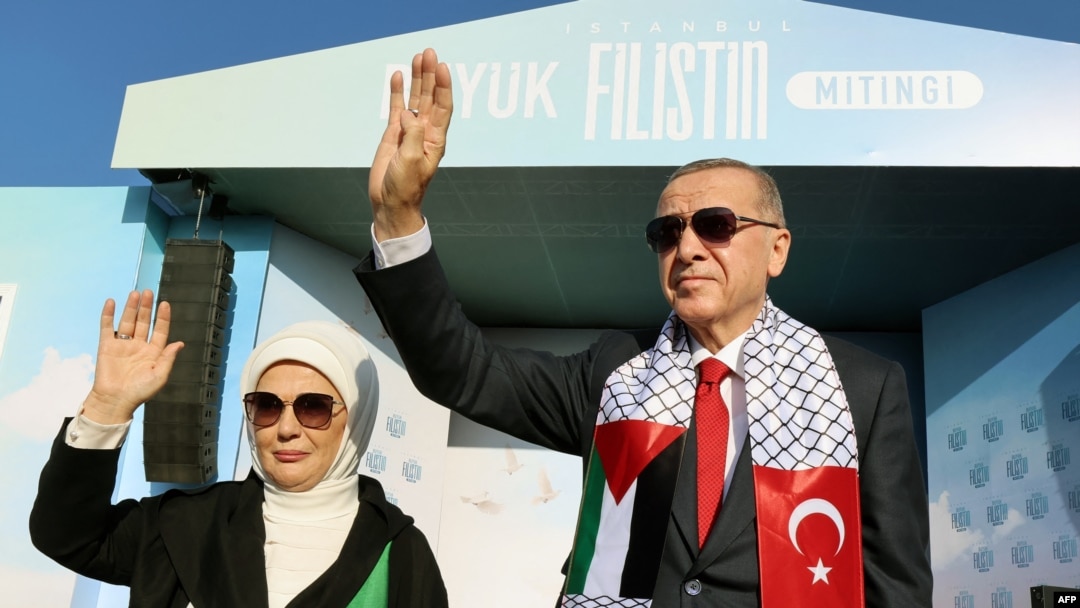 Cumhurbaşkanı Erdoğan, İstanbul'daki mitinge eşi Emine Erdoğan'la birlikte katıldı