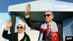 رجب طیب اردوغان، رئیس جمهوری ترکیه، و همسرش امینه اردوغان در تجمعی برای حمایت از فلسطینیان در استانبول. شنبه ۶ آبان ۱۴۰۲ 