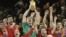 Iker Casillas, el capitán de la selección española levanta el oro luego de derrotar a Holanda en la final.
