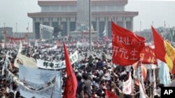 1989年5月成千上万中国民众在北京天安门广场集会抗议