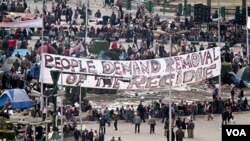 Los soldados se apostaron entre los dos grupos de manifestantes este jueves 3 de febrero de 2011 y la situación está en una tensa calma en la plaza Tahrir en El Cairo, con esporádicos eventos de violencia.