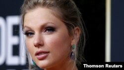 La cantante estadounidense Taylor Swift ganó por tercer año consecutivo el premio a artista del año