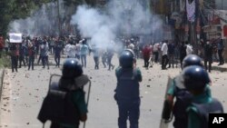 Mahasiswa bentrok dengan polisi antihuru-hara saat protes terhadap sistem kuota pekerjaan pemerintah, di Dhaka, Bangladesh, Kamis, 18 Juli 2024. (Foto: AP)