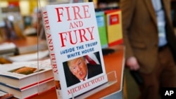 Tiga buku "Fire and Fury: Inside the Trump White House" karangan Michael Wolff, yang tersisa, dipajang di toko buku Barnes & Noble, di Newport, Kentucky, 5 Januari 2018.