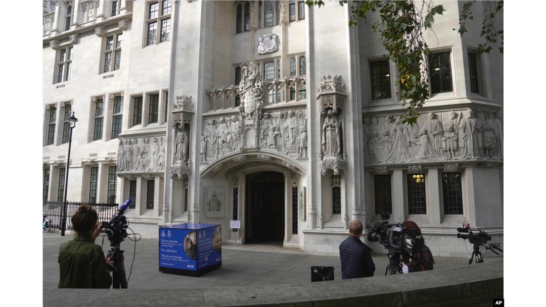 Awak media berkumpul di luar Mahkamah Agung, di London, Senin, 9 Oktober 2023. Mahkamah Agung Inggris mulai mendengarkan argumen mengenai apakah kebijakan kontroversial pemerintah Inggris untuk mengirim pencari suaka ke Rwanda adalah sah. (Foto: AP/Kin Cheung)