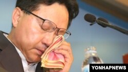 1일 기자회견에서 발언 도중 눈물을 흘리는 한국의 탈북자 출신 조명철 의원.