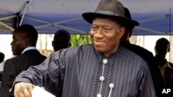 Nigerian incumbent President Goodluck Jonathan cast his ballot in Otuoke, Nigeria, April 16, 2011. 