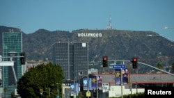 Kawasan Hollywood Hills di Los Angeles, California dengan papan penanda “Hollywood” yang terkenal, 1 Januari 2017. (Foto:Reuters)
