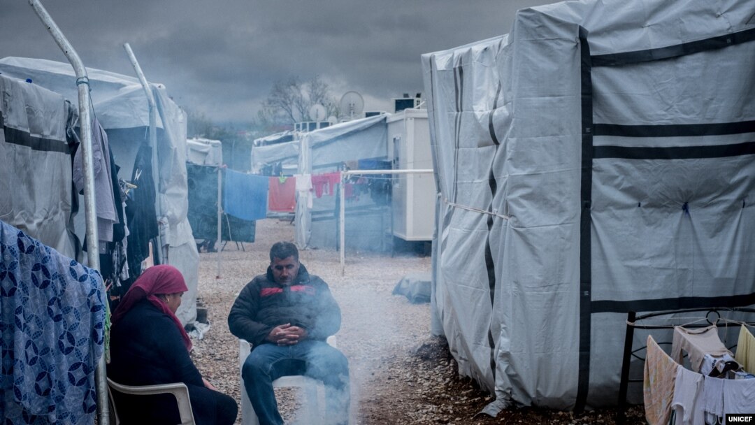 Pengungsi Kurdi Irak menyiapkan makan malam mereka di kamp pengungsi Ritsona dekat Chalcis, Yunani, sekitar 50 kilometer di utara Athena, 10 Maret 2017. (Foto: dok).