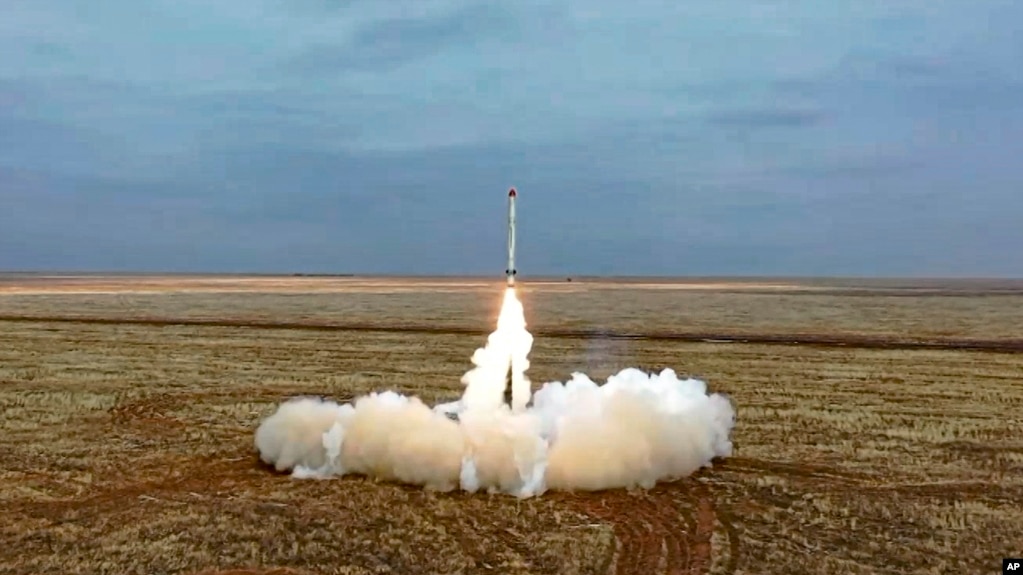 资料照 - 该照片截自2022年2月19号俄罗斯国防部新闻局提供的视频截图。照片显示俄军在一次演习中发射伊斯坎德尔-K型短程导弹的画面 。俄罗斯总统普京已经宣布他计划在白俄罗斯部署战术核武器。(photo:VOA)