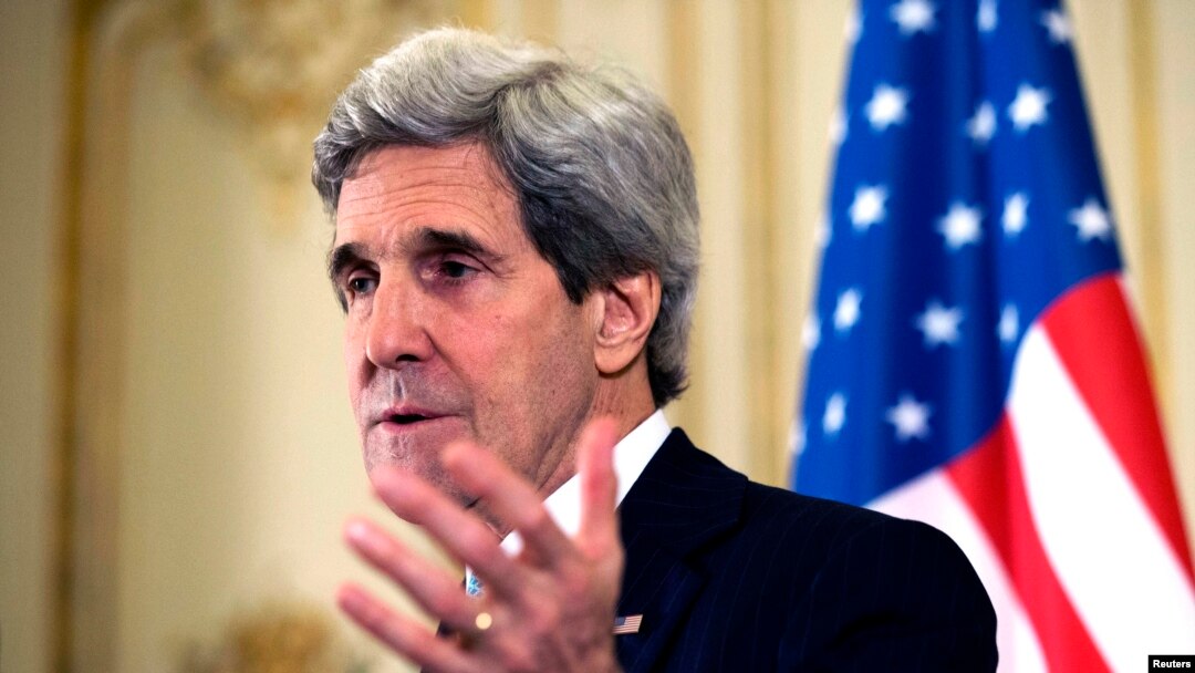 Menlu AS John Kerry dalam jumpa pers di rumah kediaman Dubes AS di Paris (31/3).