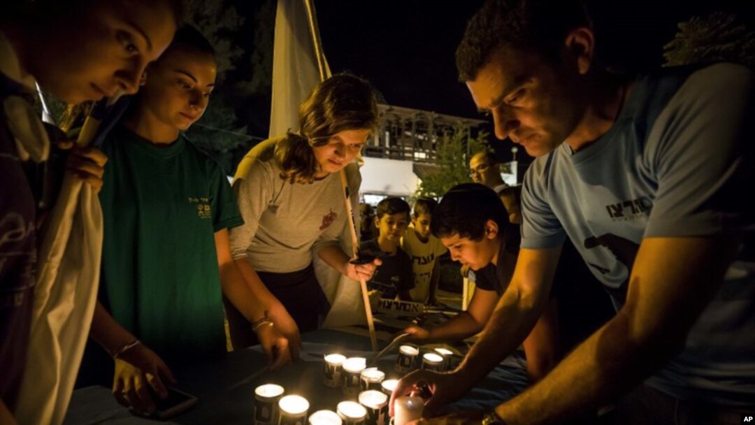 El Ejército israelí detuvo el domingo a varias personas en Cisjordania tras la muerte a puñaladas de varios miembros de una familia israelí.