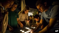 El Ejército israelí detuvo el domingo a varias personas en Cisjordania tras la muerte a puñaladas de varios miembros de una familia israelí.