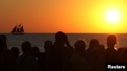 资料照：人们在美国佛罗里达州基韦斯特拍摄日落。（2017年2月5日）
