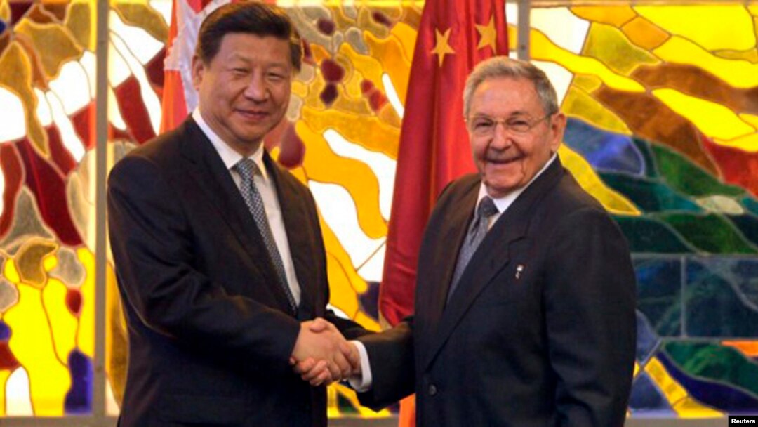 2014年7月22日,時任古巴總統勞爾·卡斯特羅(Raul Castro)(右)同中國國家主席習近平在古巴首都哈瓦那的革命宮會晤前握手。