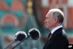 Presiden Rusia Vladimir Putin menyampaikan pidatonya pada parade militer Hari Kemenangan yang memperingati 78 tahun berakhirnya Perang Dunia II di Lapangan Merah di Moskow, Rusia, Senin, 9 Mei 2022. (Gavriil Grigorov, Sputnik, Kremlin via AP)