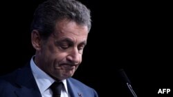 Mantan Presiden Perancis Nicolas Sarkozy diadili atas dakwaan korupsi dan penyalahgunaan pengaruh.