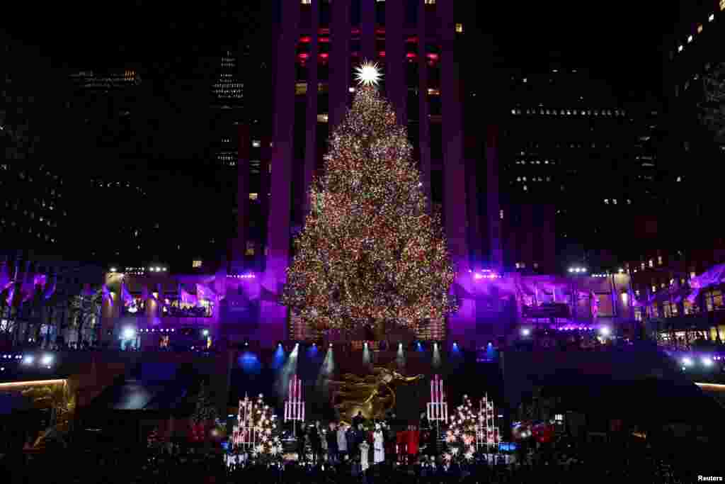 Pohon Natal dinyalakan selama upacara penyalaan Pohon Natal di Rockefeller Center, di pusat kota Manhattan, New York City, 4 Desember 2024. (Reuters)&nbsp;