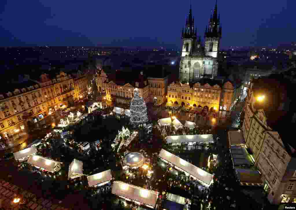 Cada a&#241;o, hasta antes de la llegada del COVID-19, miles de personas se daban cita en la Plaza de la Ciudad Vieja de Praga, Rep&#250;blica Checa, para presenciar la iluminaci&#243;n del &#225;rbol de Navidad. Archivo [Reuters].