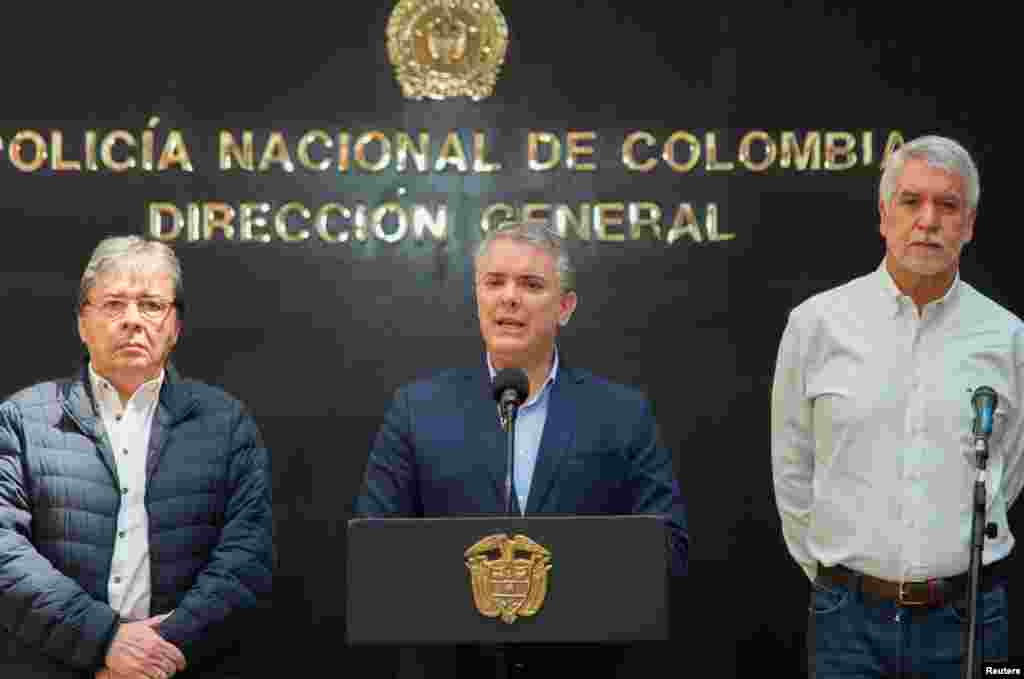 El presidente de Colombia, Iván Duque (C), se dirige a la nación en un discurso televisado, junto al ministro de Relaciones Exteriores de Colombia, Carlos Holmes Trujillo (L) y el alcalde de Bogotá, Enrique Peñalosa, en Bogotá, Colombia, 23 de noviembre de 2019. Foto: Nicolas Galeano / Presidencia colombiana / vía REUTERS.